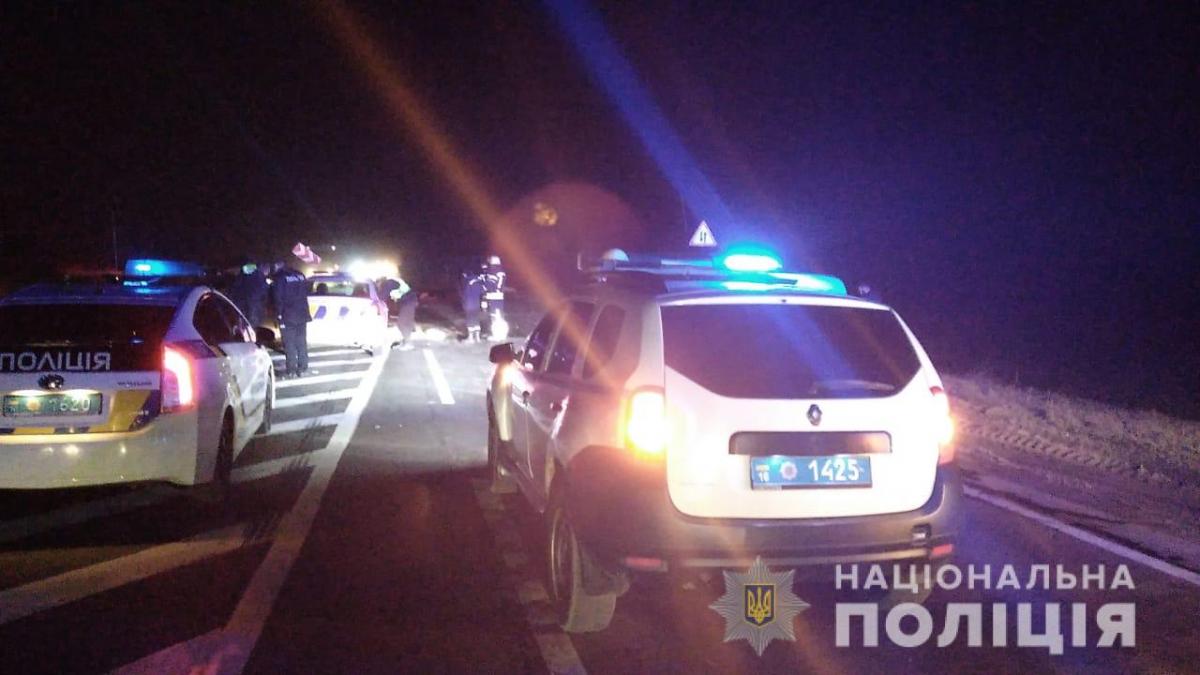 Удар машин був настільки сильним, що величезна завантажена фура перекинулася / фото od.npu.gov.ua Удар машин був настільки сильним, що величезна завантажена фура перекинулася / фото od.npu.gov.ua
