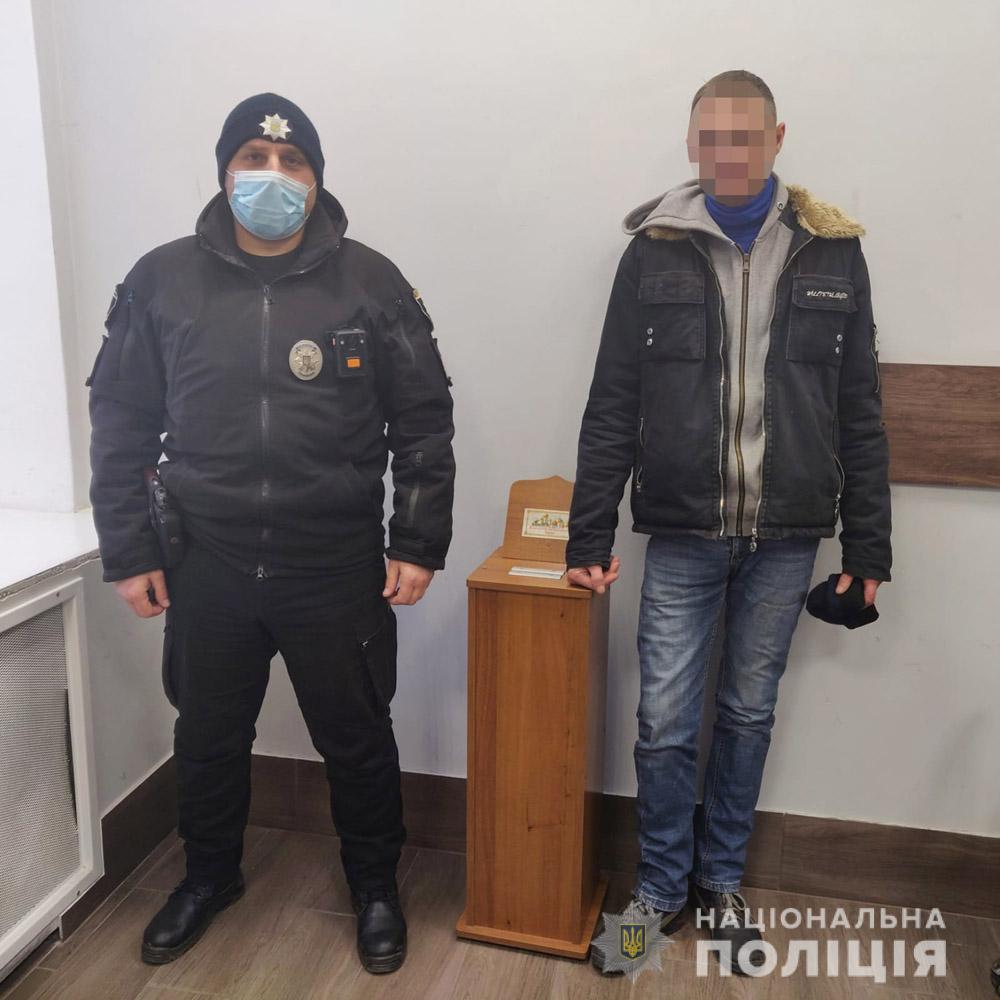 Уже на соседней улице его увидели и остановили правоохранители / фото zp.npu.gov.ua Уже на соседней улице его увидели и остановили правоохранители / фото zp.npu.gov.ua