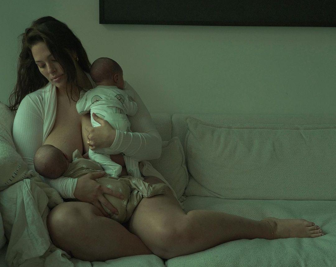 Эшли Грэм с новорожденными близнецами / фото instagram.com/ashleygraham Эшли Грэм с новорожденными близнецами / фото instagram.com/ashleygraham
