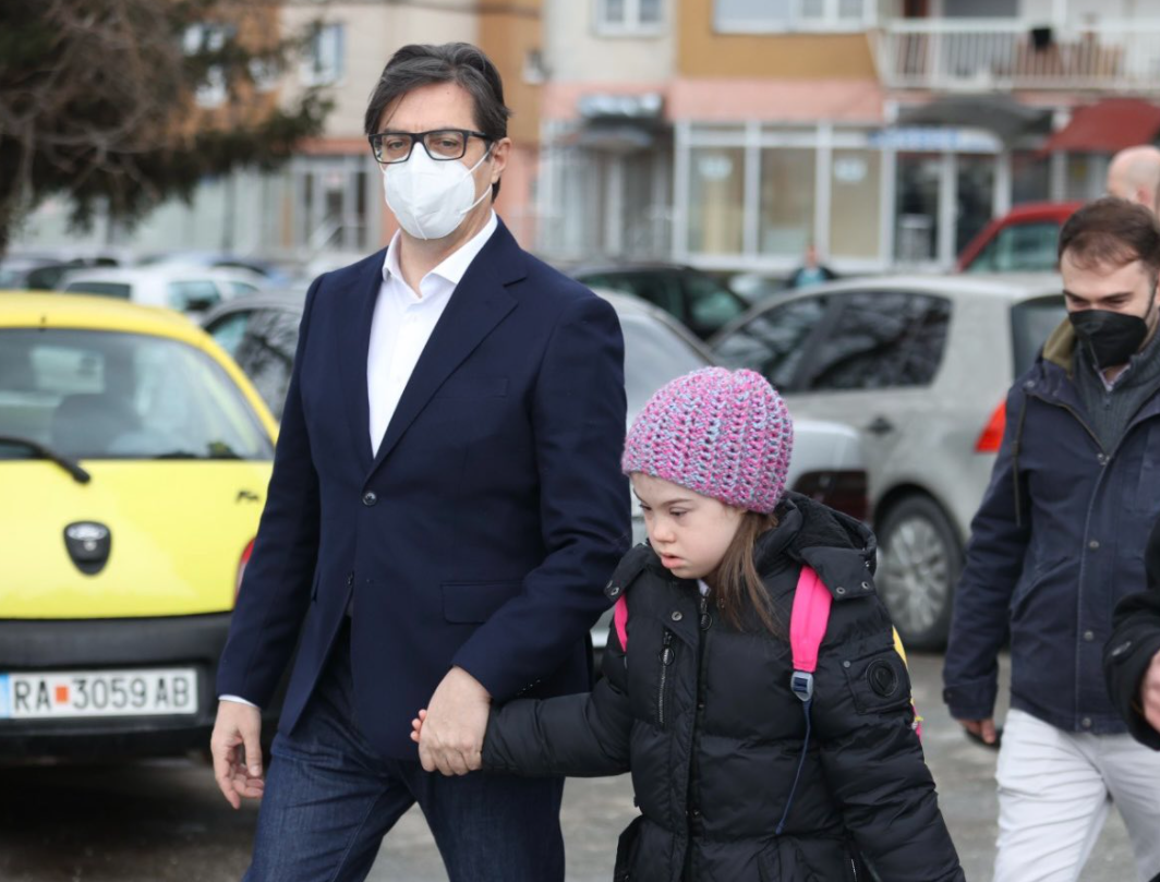 Президент Північної Македонії веде дівчинку в школу \ @SPendarovski Президент Північної Македонії веде дівчинку в школу \ @SPendarovski