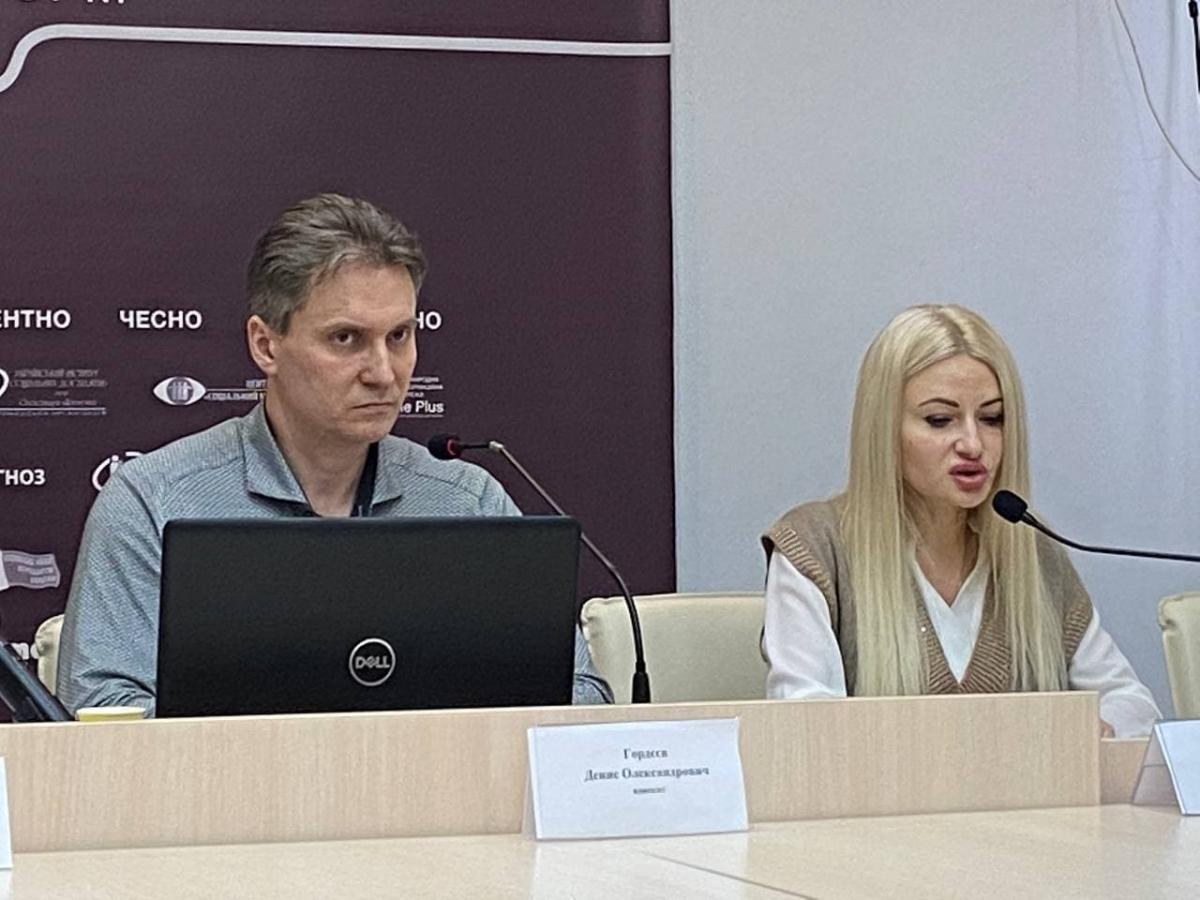 Все время на брифинге защитники акцентировали внимание журналистов на процессуальных нарушениях со стороны следствия, в частности, "сливе" видео допроса Рябчука / фото УНИАН / Дмитрий Хилюк Все время на брифинге защитники акцентировали внимание журналистов на процессуальных нарушениях со стороны следствия, в частности, "сливе" видео допроса Рябчука / фото УНИАН / Дмитрий Хилюк