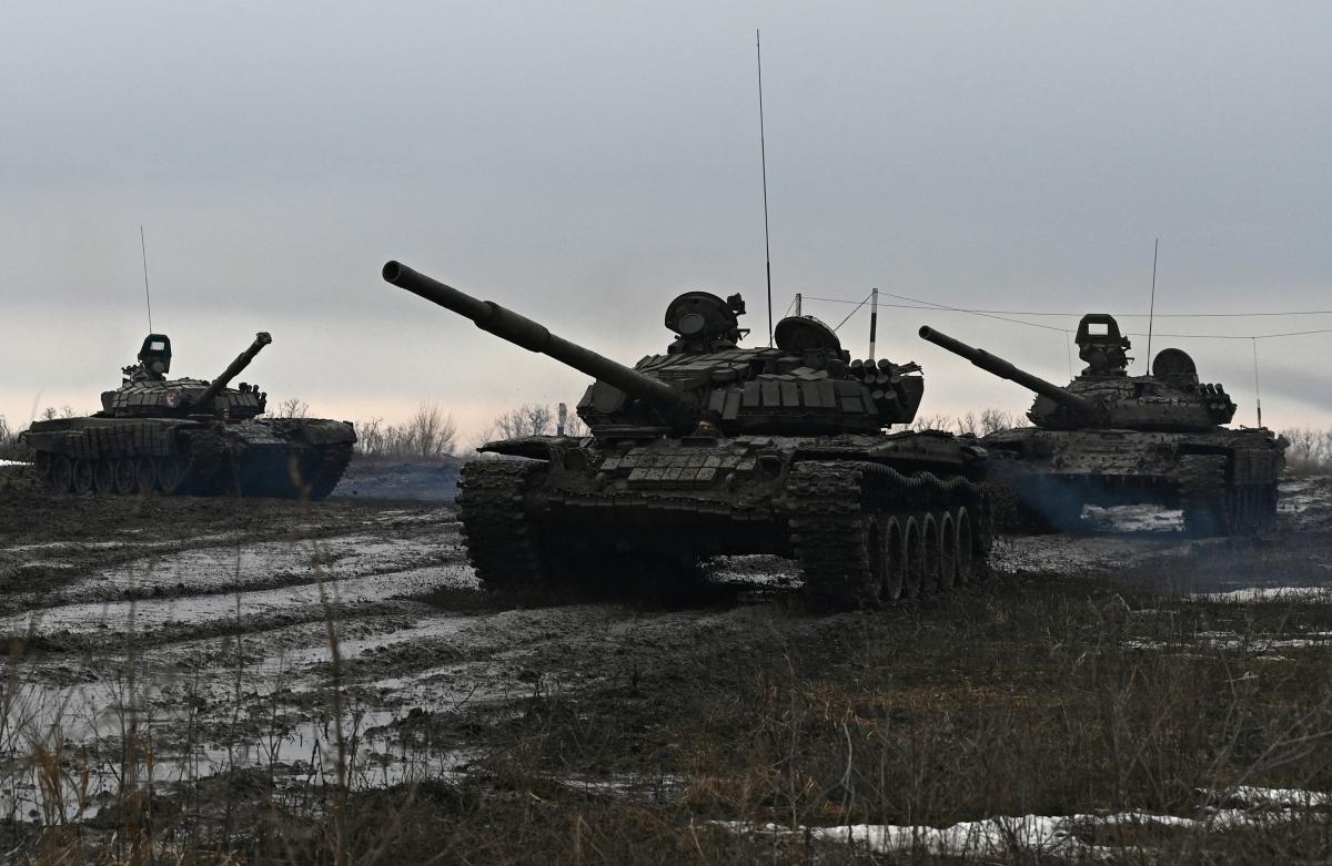 Росіяни танками руйнували кладовище під Маріуполем / REUTERS