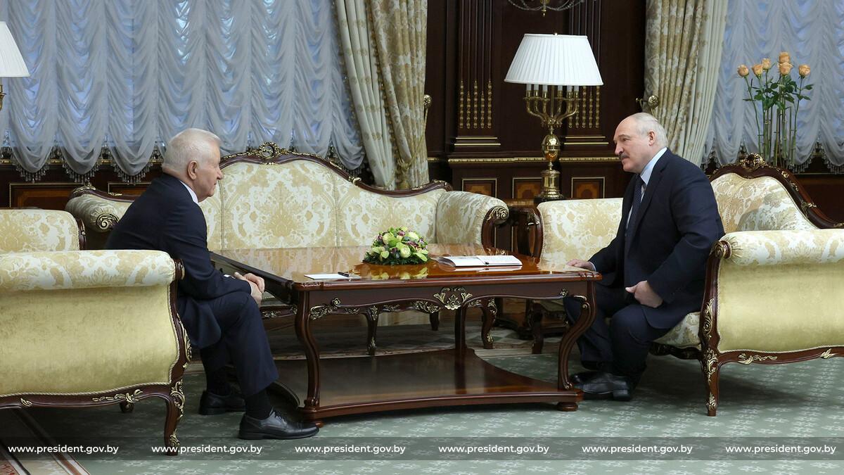 Лукашенко зустрівся з Олександром Морозом / фото president.gov.by Лукашенко зустрівся з Олександром Морозом / фото president.gov.by