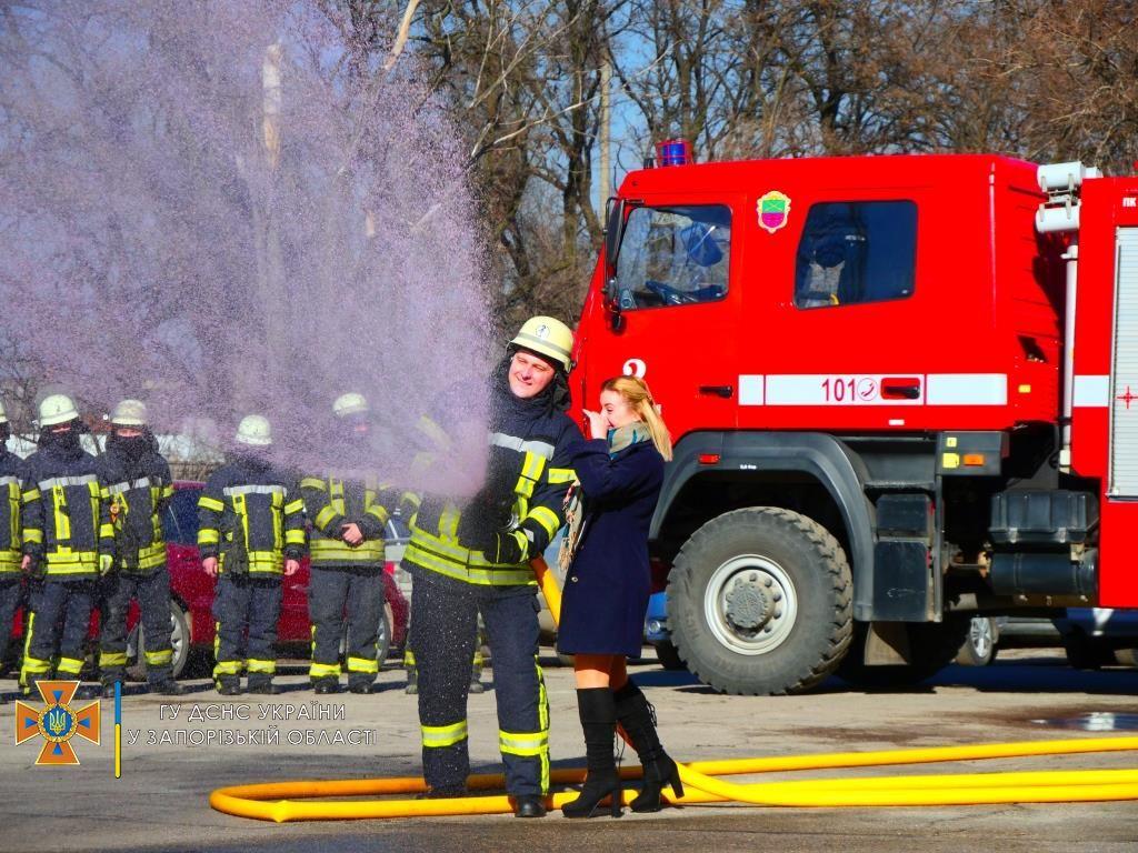 Мужчина и его супруга выпустили воду из пожарного ствола и увидели, что она розовая / фото zp.dsns.gov.ua/ua