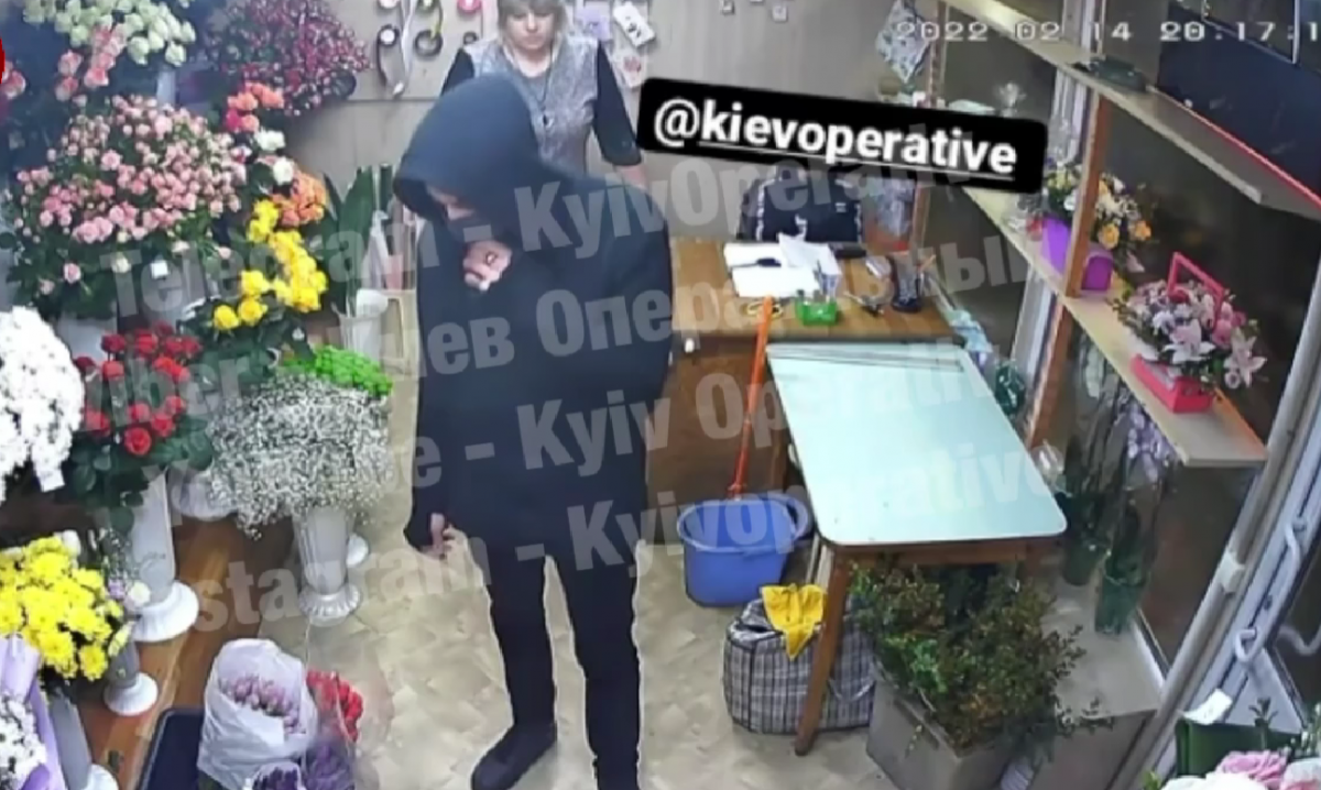 В Киеве ограбили цветочный магазин - забрали один букет / скриншот видео В Киеве ограбили цветочный магазин - забрали один букет / скриншот видео