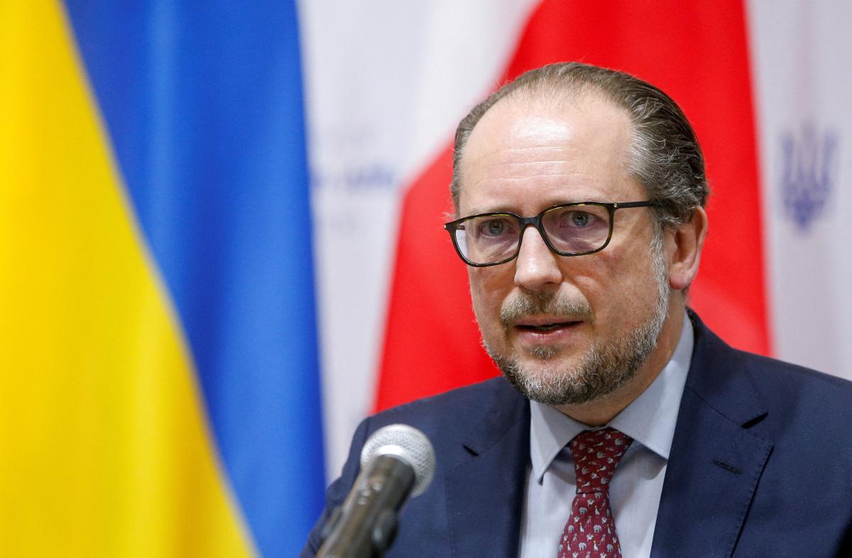 'Сумнівний сигнал': очільник МЗС Австрії розкритикував евакуацію дипломатів з України 'Сумнівний сигнал': очільник МЗС Австрії розкритикував евакуацію дипломатів з України