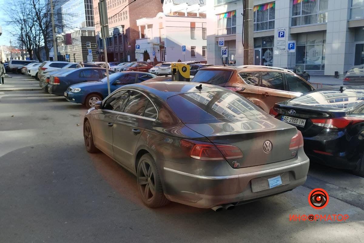 Хитрый владелец решил, что такой метод позволит ему парковаться на тротуаре безо всяких последствий / фото dp.informator.ua