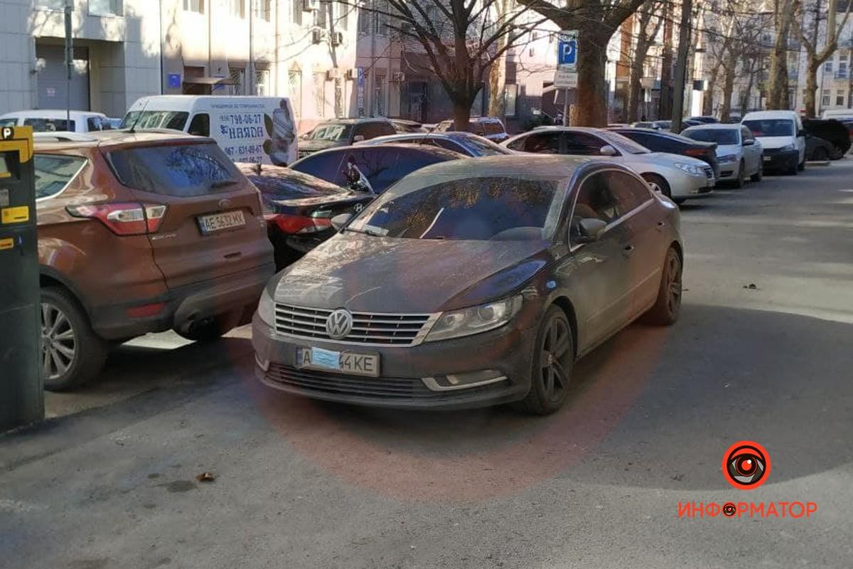 Будь-який інспектор з паркування зможе зняти маску і побачити номер машини / фото dp.informator.ua