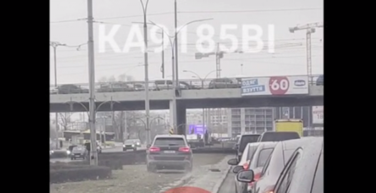В Киеве водитель объехал пробку по газону, пользователи требуют его немедленно наказать / скриншот В Киеве водитель объехал пробку по газону, пользователи требуют его немедленно наказать / скриншот