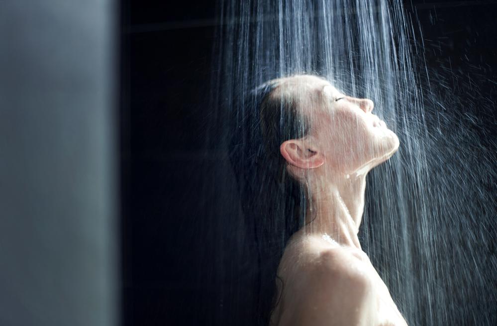 Контрастный душ польза и вред / фото ua.depositphotos.com