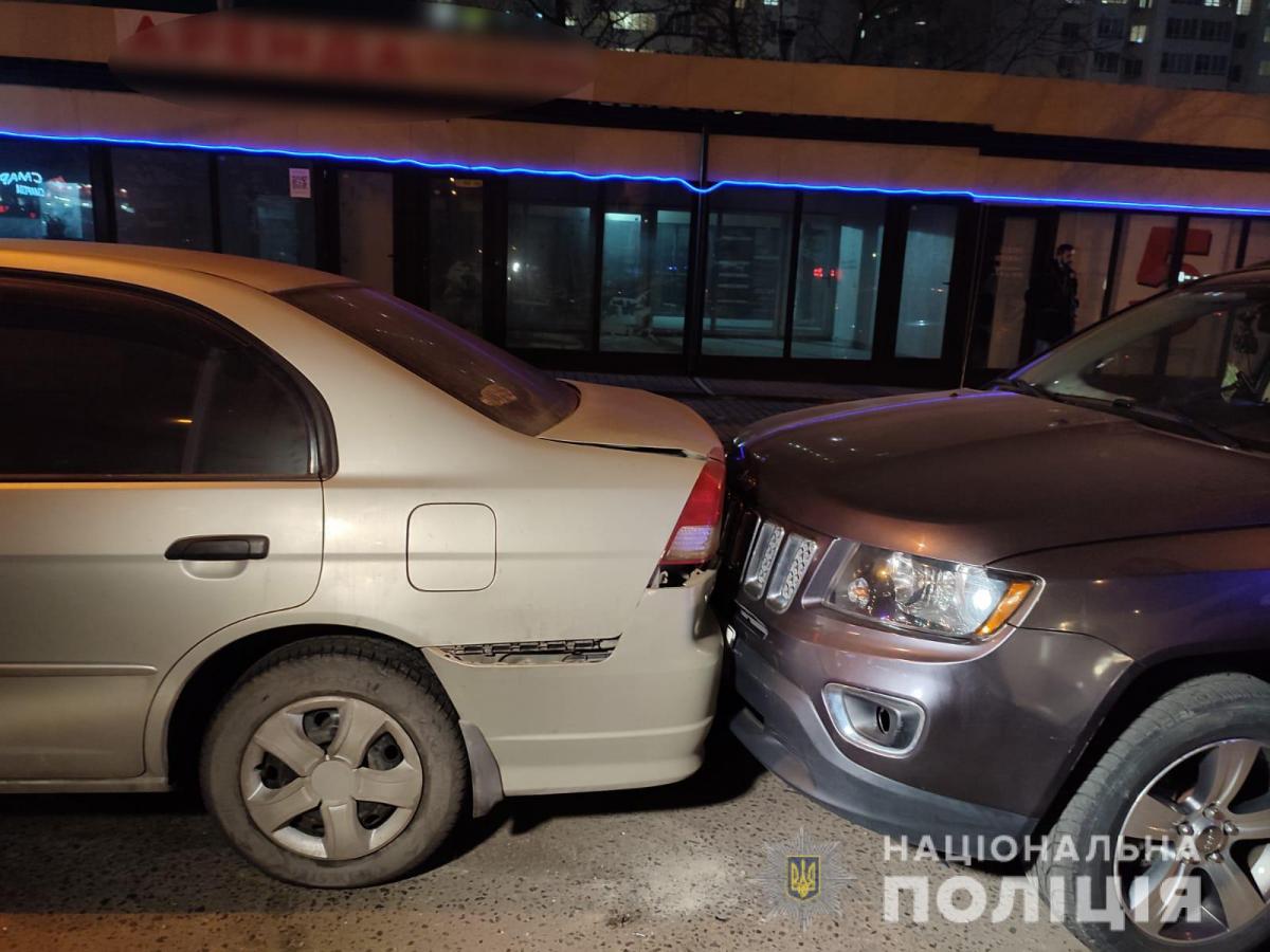 В Одессе водитель на иномарке сбил девочку и протаранил припаркованные авто (фото) В Одессе водитель на иномарке сбил девочку и протаранил припаркованные авто (фото)