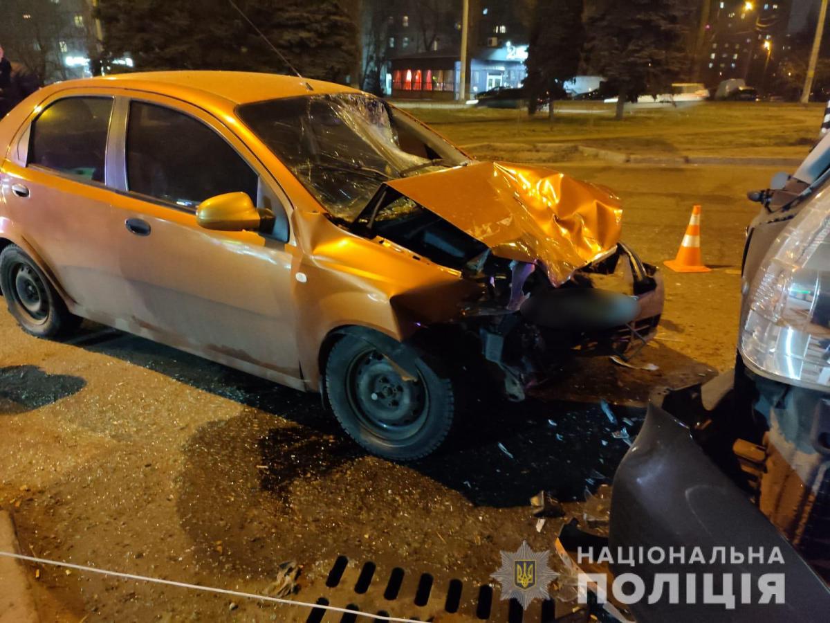 В Одессе водитель на иномарке сбил девочку и протаранил припаркованные авто (фото) В Одессе водитель на иномарке сбил девочку и протаранил припаркованные авто (фото)