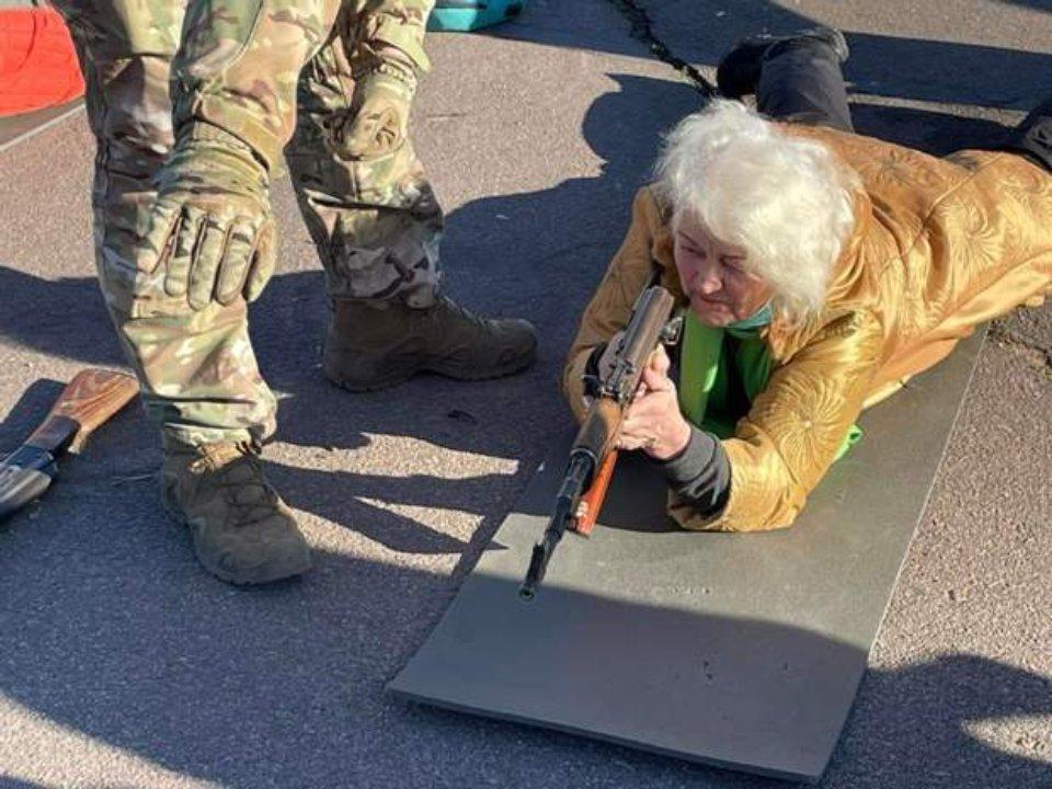 Пані Валентина вчиться стріляти з автомата / фото Facebook Averyanov Valery Пані Валентина вчиться стріляти з автомата / фото Facebook Averyanov Valery