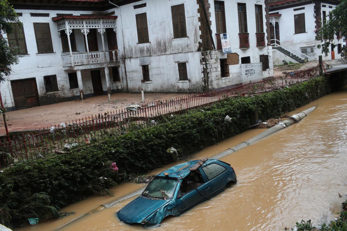 В Бразилии после проливных дождей начались наводнения и оползни / фото REUTERS