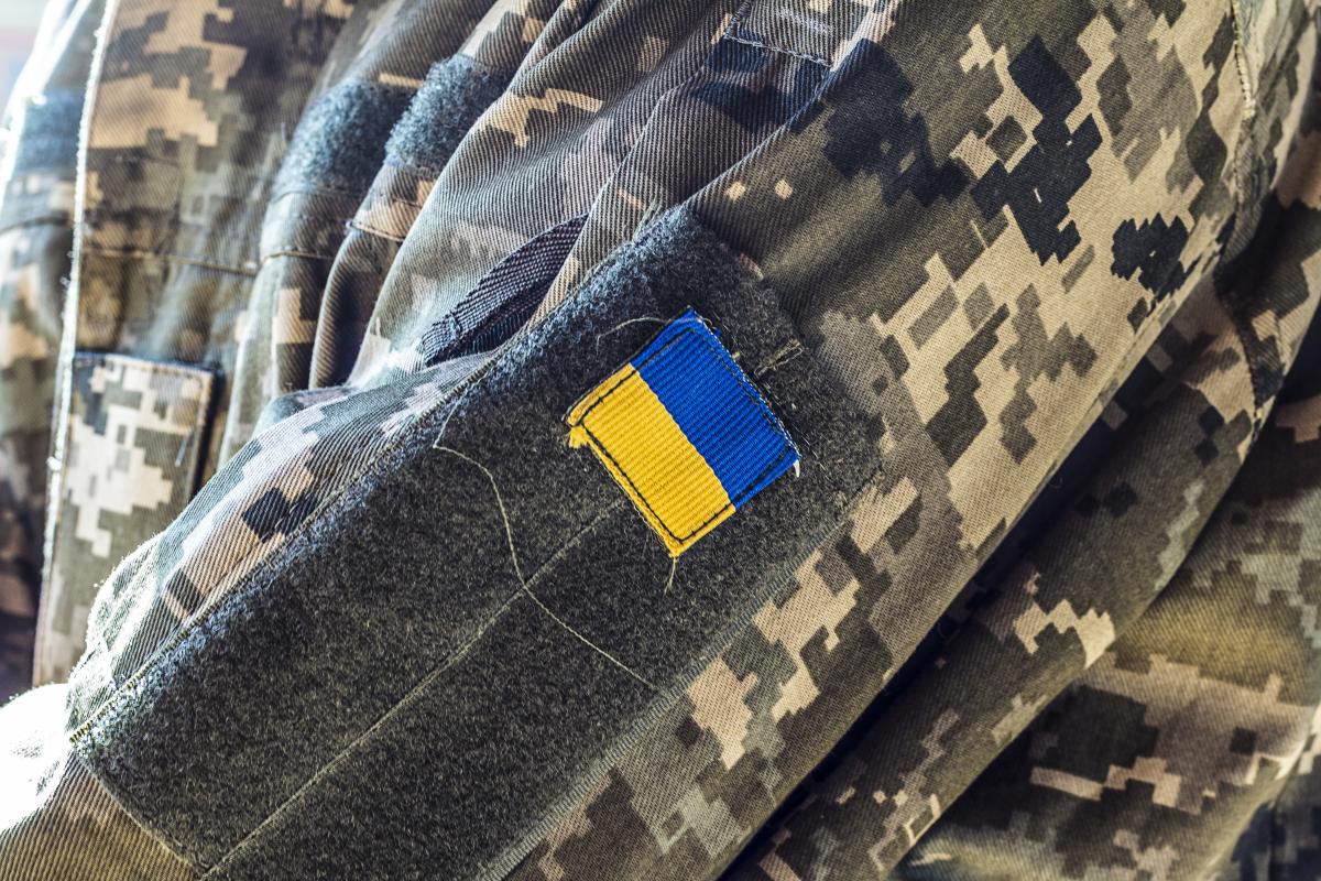 Украинские военные допрашивают летчика оккупантов \ фото ua.depositphotos.com