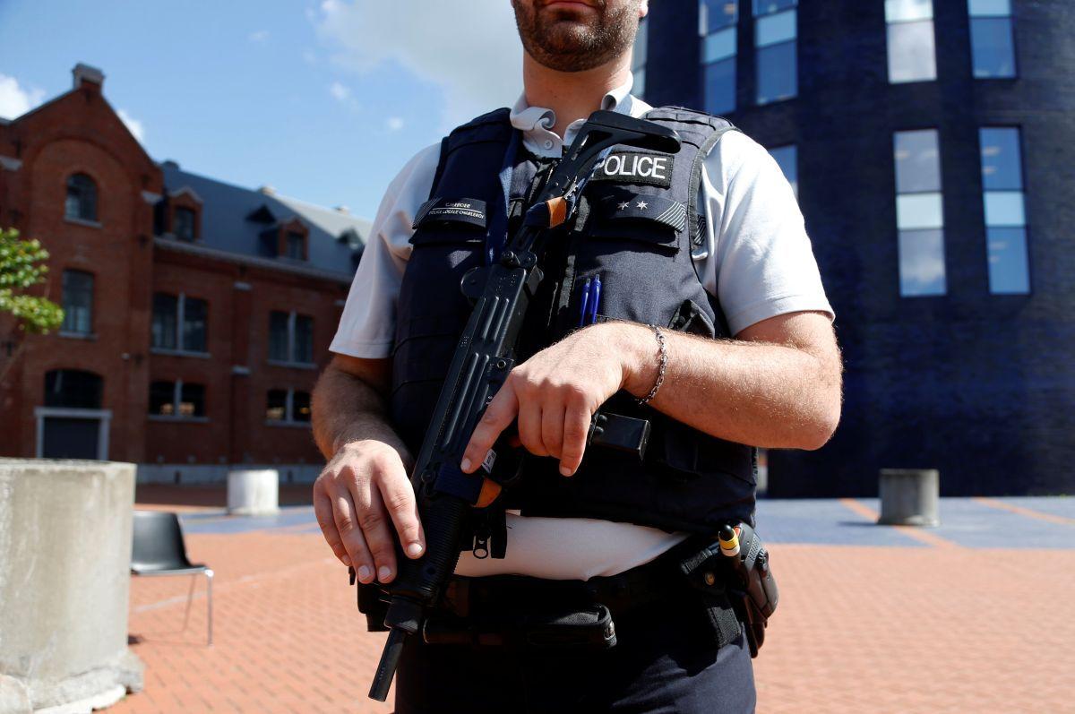 Полицейські знайшли дитину в кімнаті під сходами / фото REUTERS Полицейські знайшли дитину в кімнаті під сходами / фото REUTERS