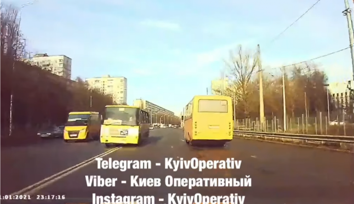 Відео зняли на бульварі Кольцова / скріншот відео Відео зняли на бульварі Кольцова / скріншот відео