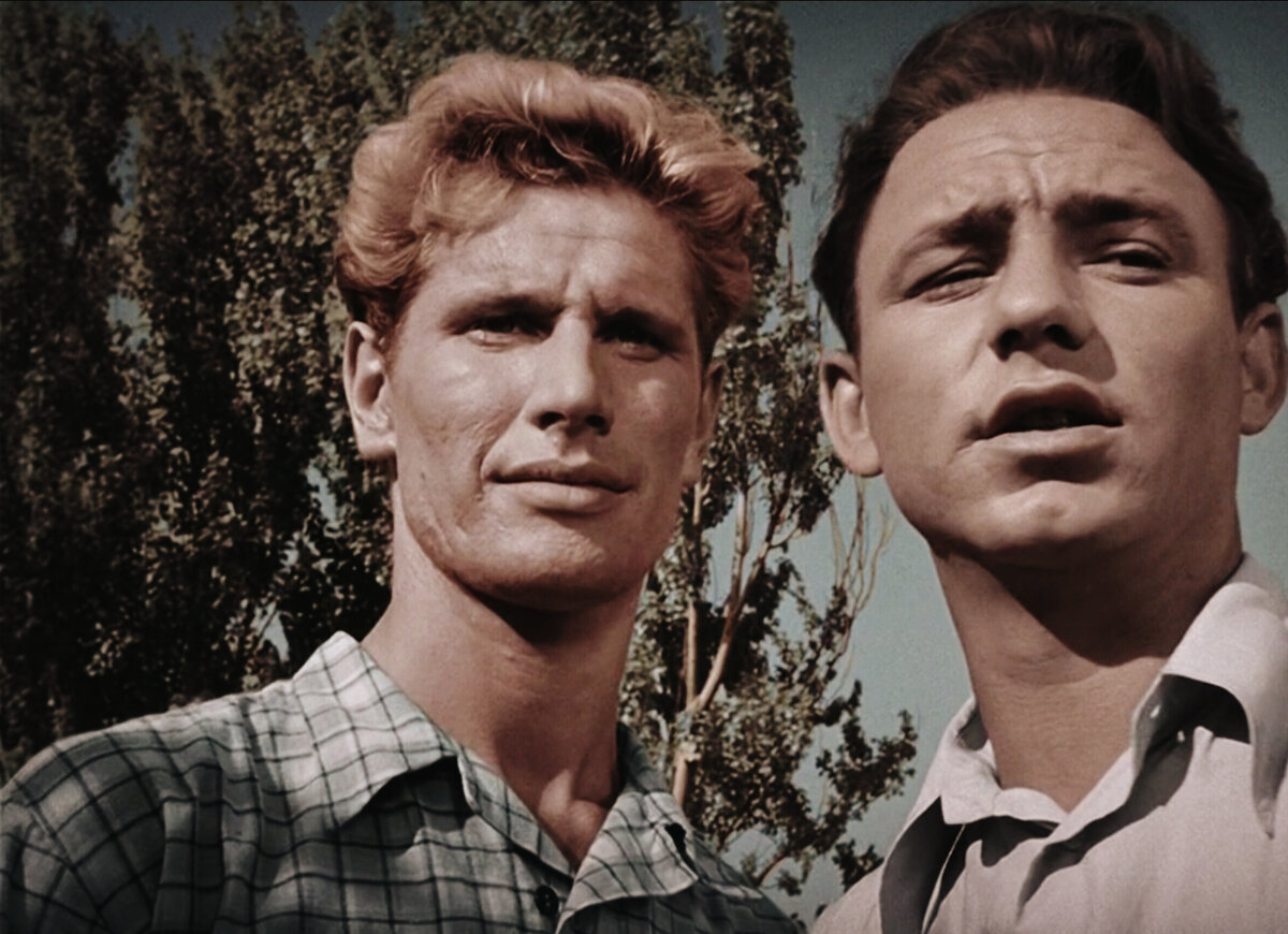 На фото - Геннадий Юхтин с коллегой Николаем Рыбниковым ("Весна на Заречной улице" (1956) / скрин видео