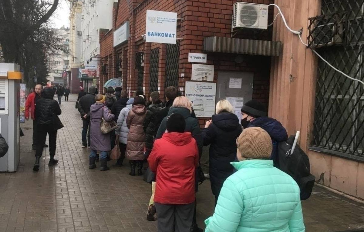 Из-за заявлений об эвакуации в городе появились очереди у банкоматов / фото: Klymenko Time