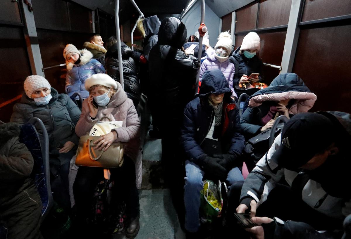 The population is evacuated from the occupied Donetsk / photo REUTERS
