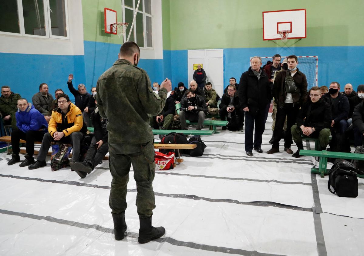 Окупанти відбирають особисті документи у 'мобілізованих' з ОРДЛО - Генштаб Окупанти відбирають особисті документи у 'мобілізованих' з ОРДЛО - Генштаб