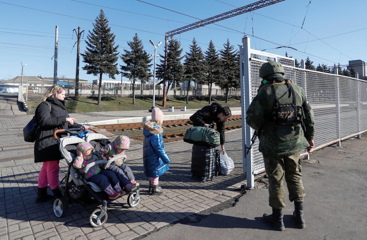 Оккупанты, вслед за принудительной депортацией, проводят и принудительную паспортизацию украинцев / фото REUTERS
