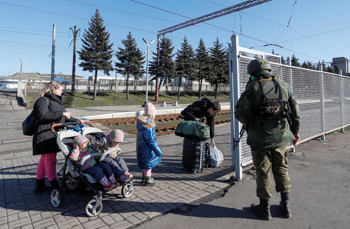 Российские оккупационные войска продолжают насильственную эвакуацию населения Украины / фото REUTERS Российские оккупационные войска продолжают насильственную эвакуацию населения Украины / фото REUTERS