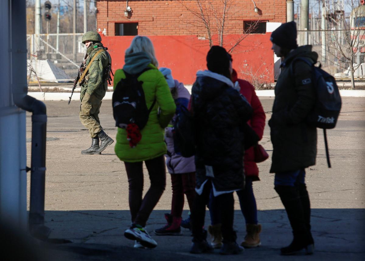 Из Мариуполя в Запорожье открываются гуманитарные коридоры для частных авто / фото REUTERS