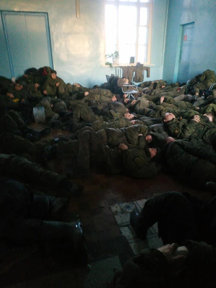 Російських солдатів путінський режим не забезпечив їжею і водою / фото golubschool.ru Російських солдатів путінський режим не забезпечив їжею і водою / фото golubschool.ru