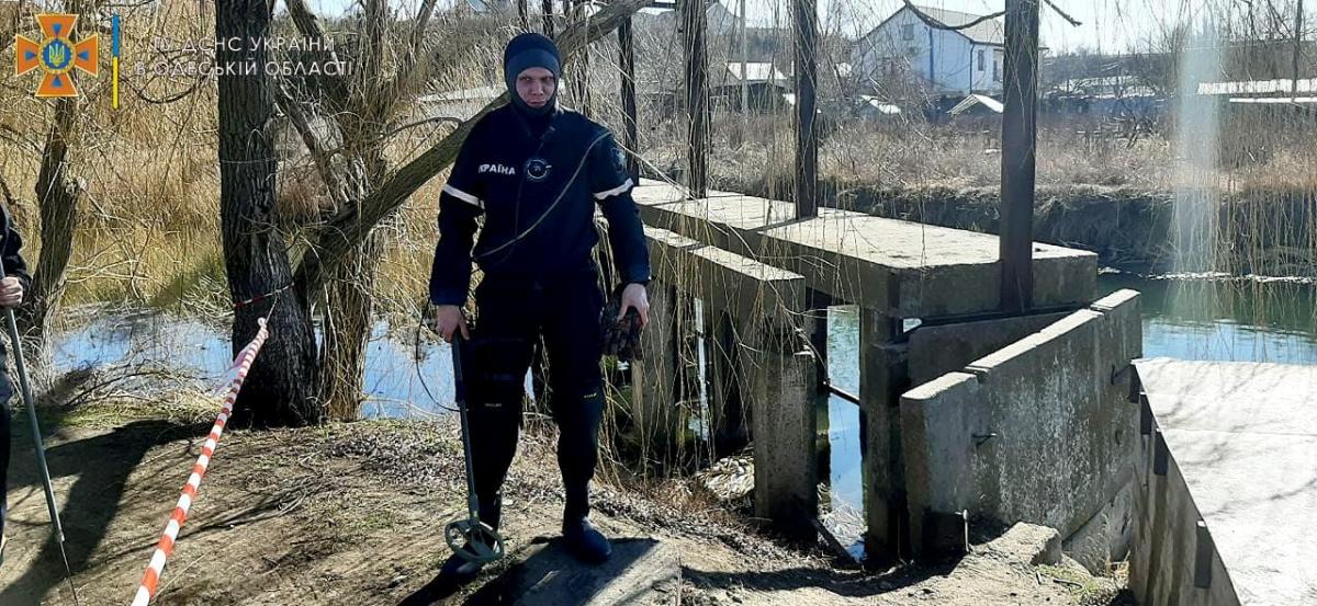 На Одещині чоловік замість риби виловив у річці мінометну міну / фото ДСНС На Одещині чоловік замість риби виловив у річці мінометну міну / фото ДСНС