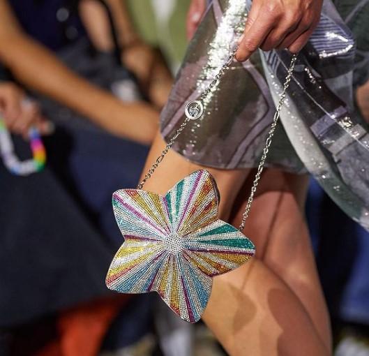 Сумки незвичайної форми, які будуть в моді навесні 2022 / Фото - lanvinofficial, instagram.com Сумки незвичайної форми, які будуть в моді навесні 2022 / Фото - lanvinofficial, instagram.com