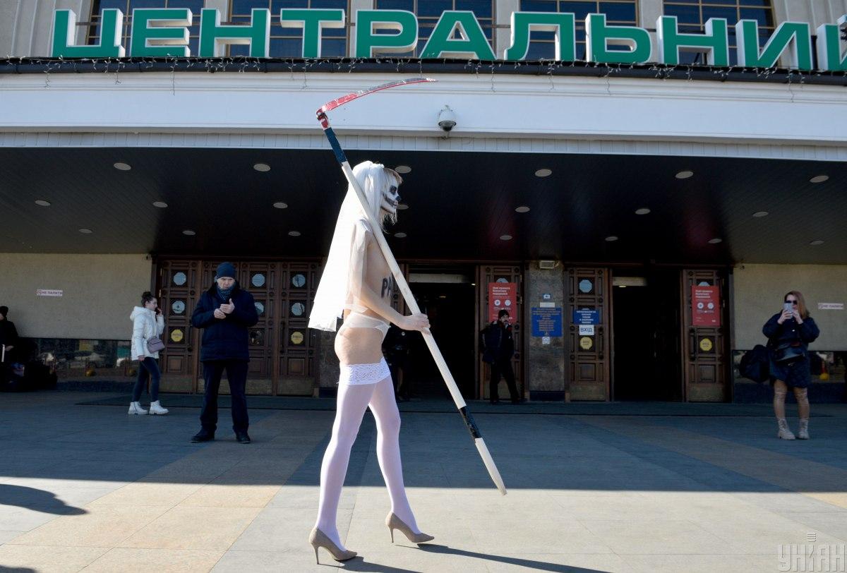 В Киеве активистка Femen призывала не паниковать/фото УНИАН/Максим Полищук В Киеве активистка Femen призывала не паниковать/фото УНИАН/Максим Полищук