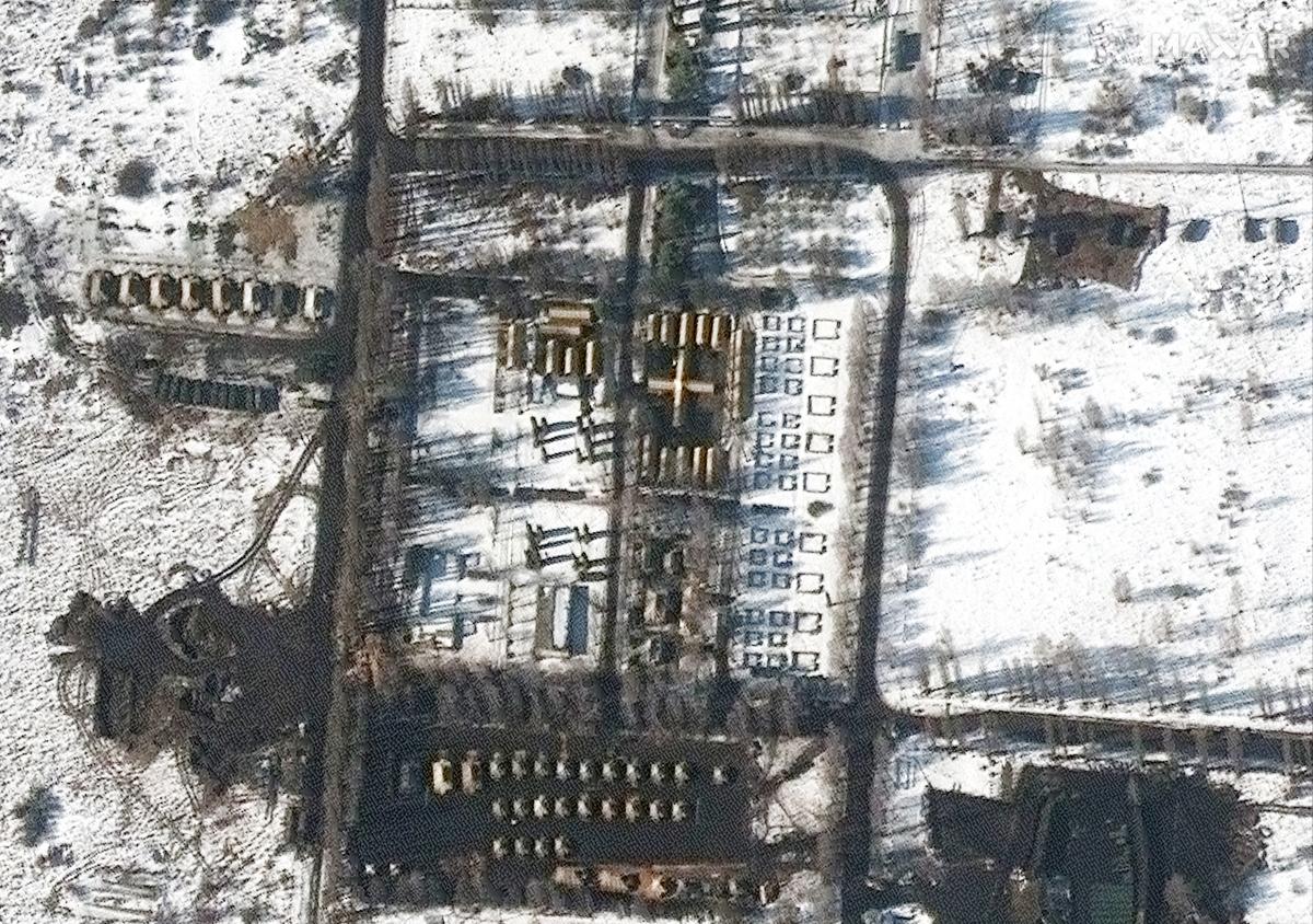 Спутниковый снимок крупным планом показывает полевой госпиталь и развертывание войск в Белгороде, РФ / REUTERS