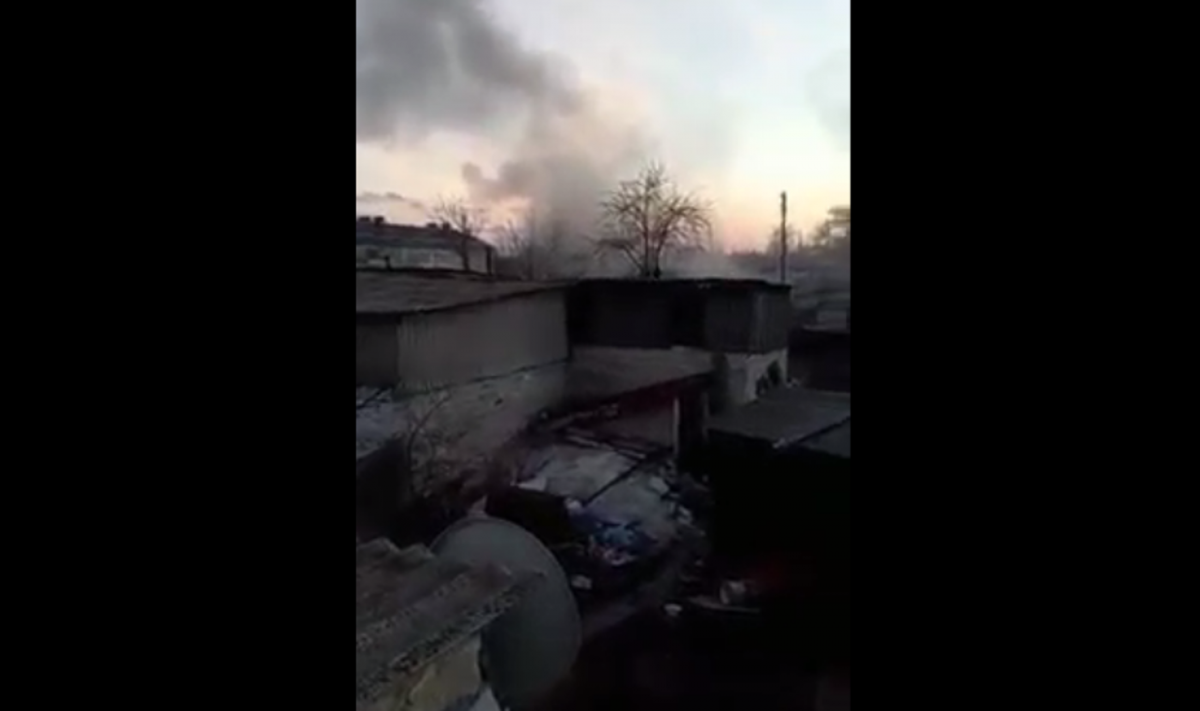 Обстрел Новолуганского попал на видео / скриншот Обстрел Новолуганского попал на видео / скриншот