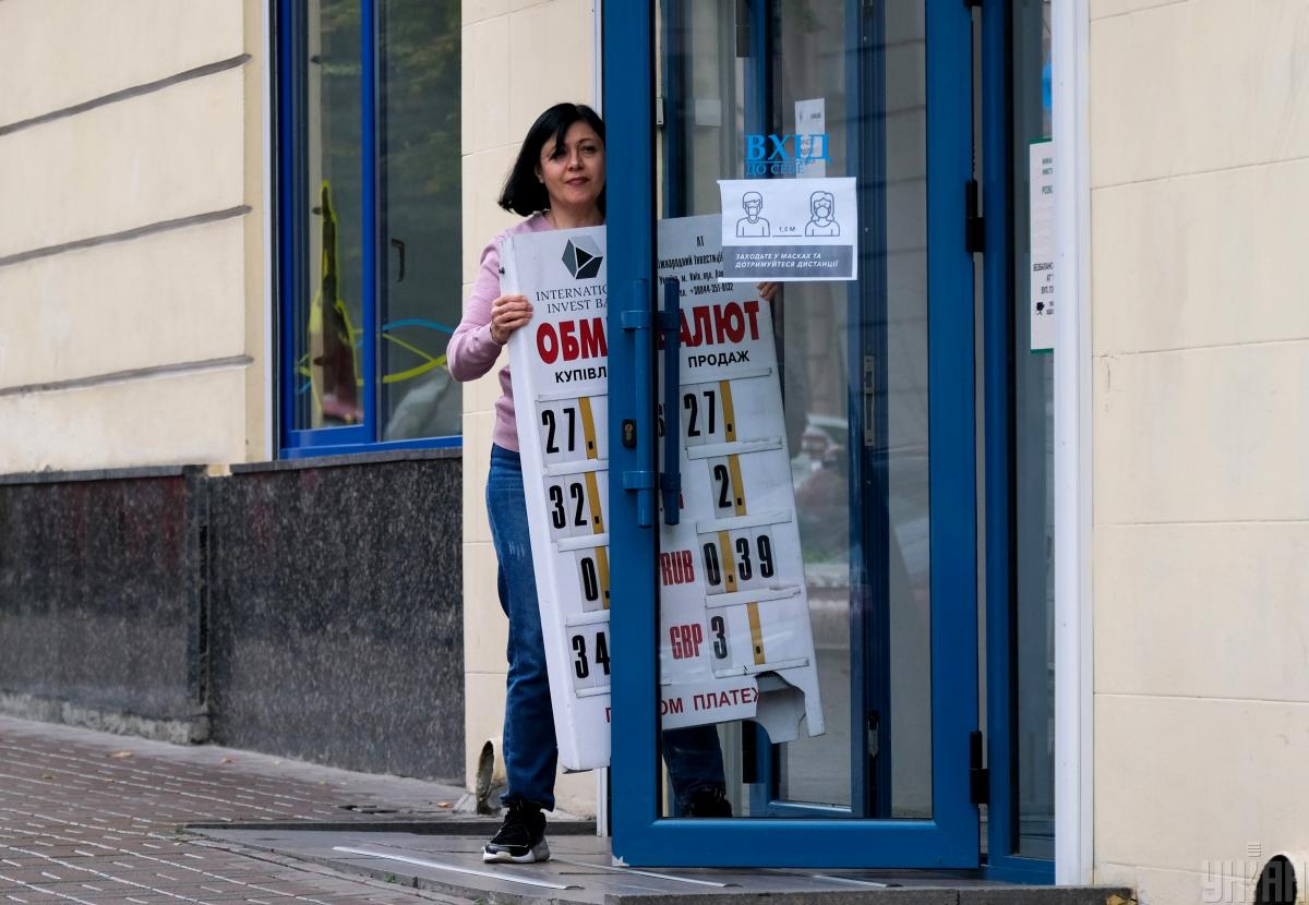 Курс гривны в столичных обменниках ослаб / фото УНИАН Курс гривны в столичных обменниках ослаб / фото УНИАН