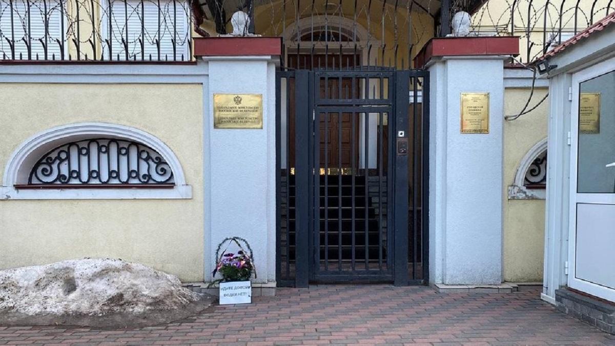 Вінок до консульства РФ приніс представник громадської організації "Світанок" / фото "Суспільне" Вінок до консульства РФ приніс представник громадської організації "Світанок" / фото "Суспільне"