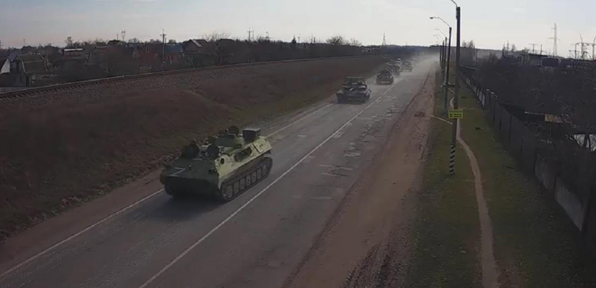 Возле Каховской ГЭС на камеры попала колонна неопознанной военной техники Возле Каховской ГЭС на камеры попала колонна неопознанной военной техники