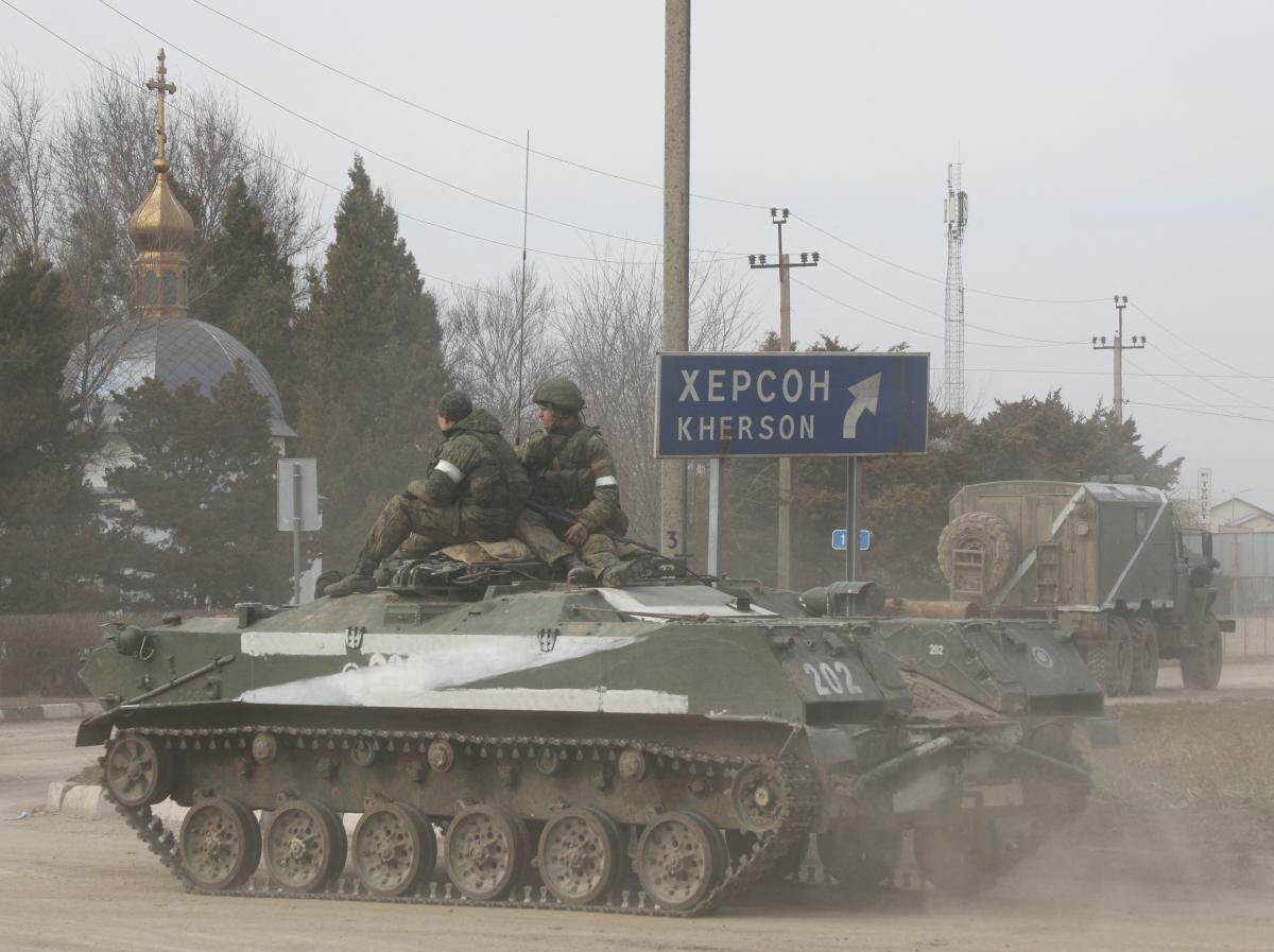 Тысячи жителей Херсонщины пытаются убежать от российской оккупации / REUTERS