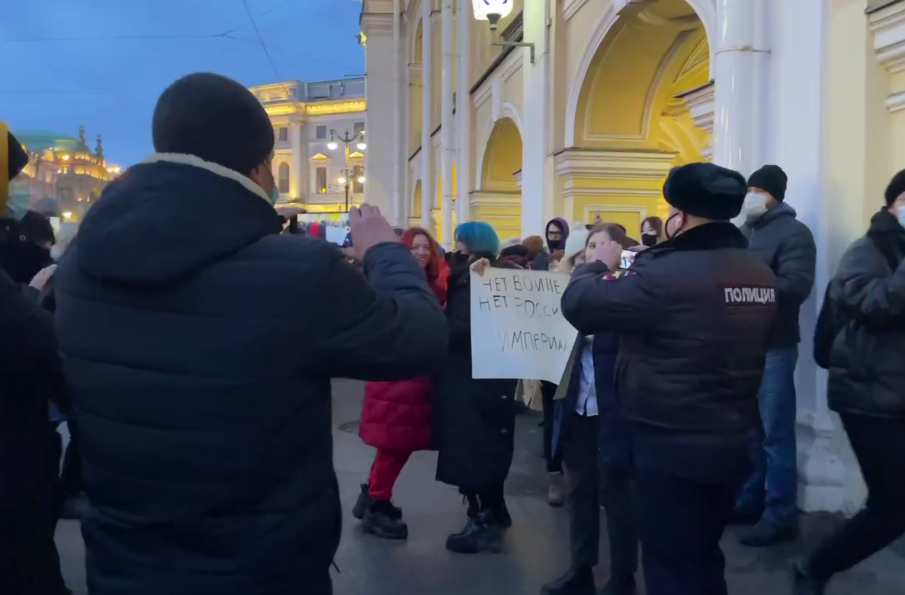 У Москві та інших містах РФ затримують протестувальників проти війни / скріншот У Москві та інших містах РФ затримують протестувальників проти війни / скріншот