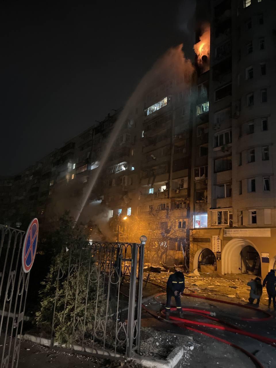 В Киеве горит 9-этажный жилой дом после сбития вражеского объекта: трое раненых (фото)