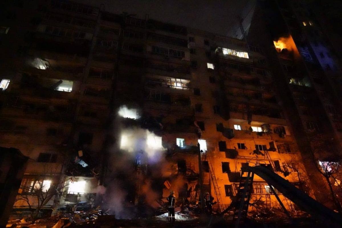 В Киеве горит 9-этажный жилой дом после сбития вражеского объекта: трое раненых (фото)