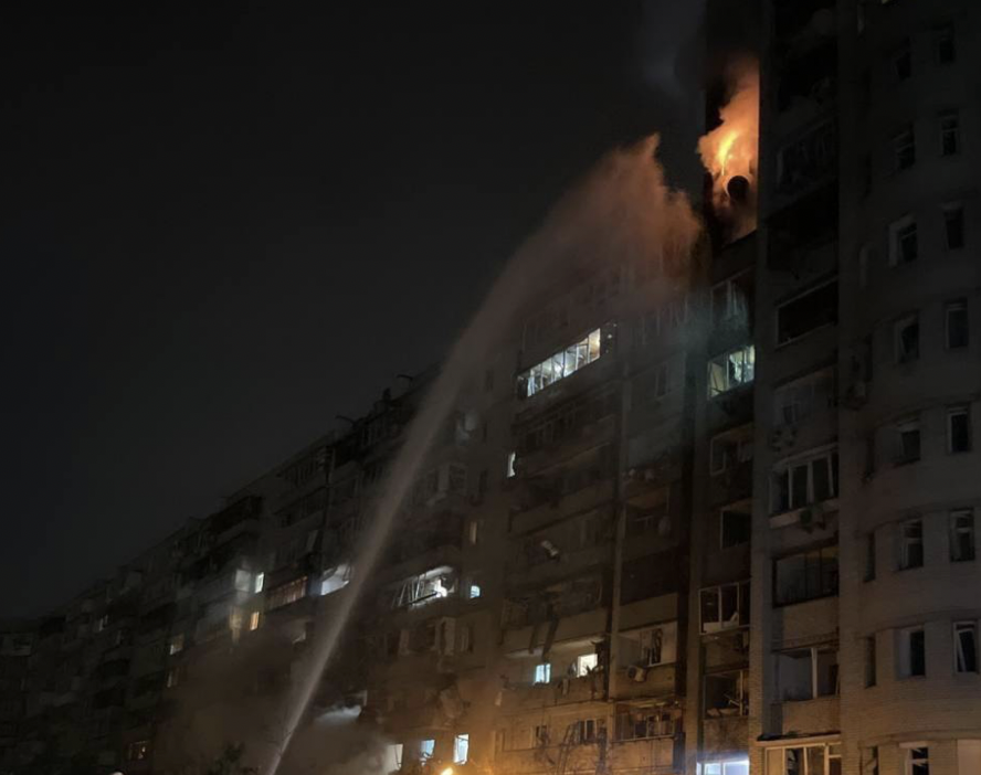 У Києві уламки ракети влучили в житловий будинок: уточнено кількість постраждалих (відео) У Києві уламки ракети влучили в житловий будинок: уточнено кількість постраждалих (відео)