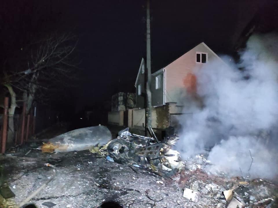 В Киеве фрагменты самолета упали на двухэтажный дом (фото) В Киеве фрагменты самолета упали на двухэтажный дом (фото)