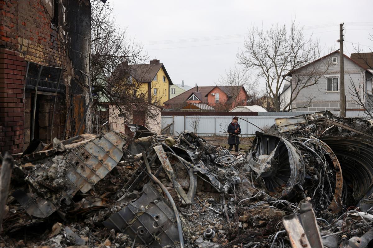 Мусоровозы в Киеве работают в штатном режиме, но их мало / фото REUTERS Мусоровозы в Киеве работают в штатном режиме, но их мало / фото REUTERS