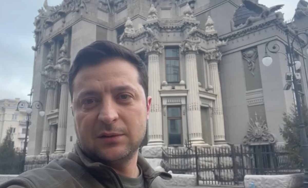 Зеленський запевнив, що Україна зброю не складатиме / скріншот відео