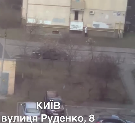 Жінка наносить мітку для окупантів на газову трубу \ скріншот з відео Жінка наносить мітку для окупантів на газову трубу \ скріншот з відео