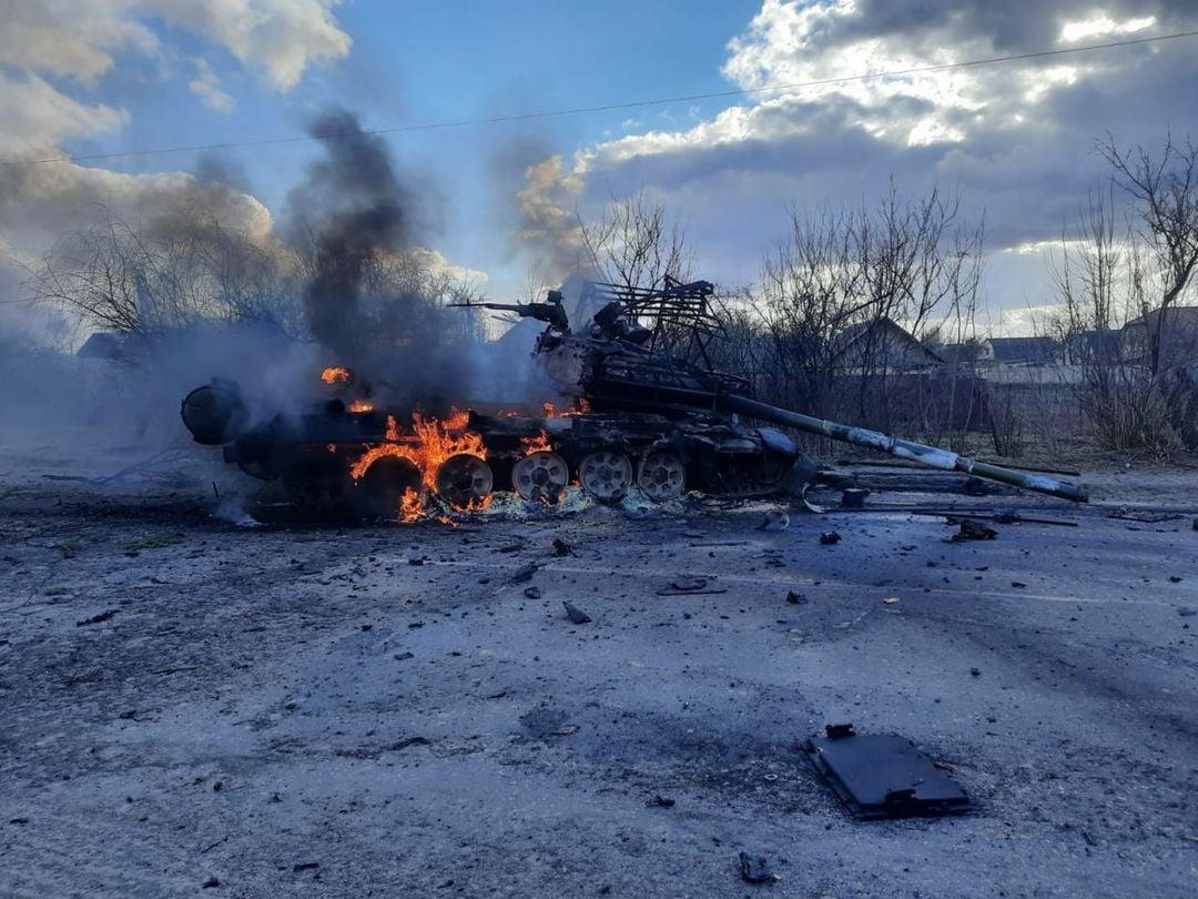 ЗСУ захопили кілька російських танків під Черніговом (фото) ЗСУ захопили кілька російських танків під Черніговом (фото)