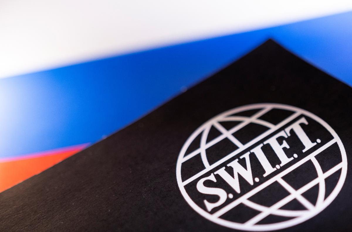 Удару завдають санкції по SWIFT і заморожені резерви центробанку / фото REUTERS