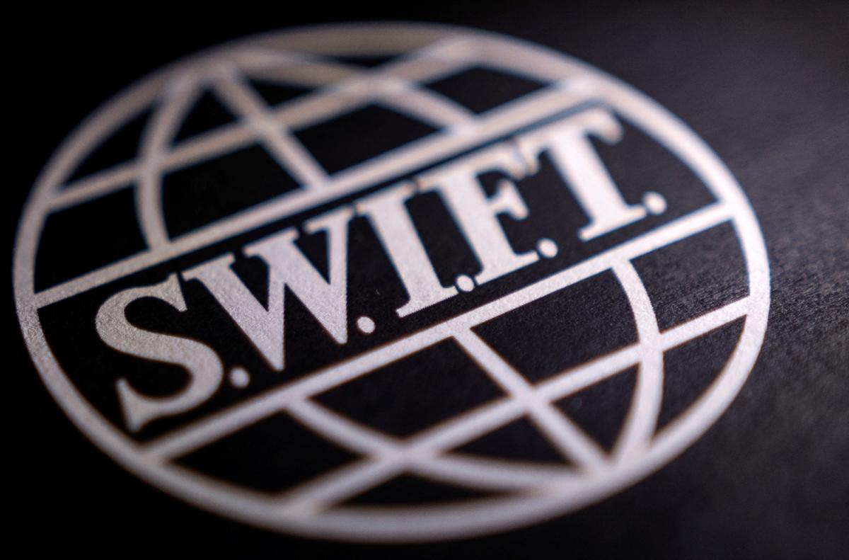 Планируется отключение от SWIFT еще двух российских банков кроме "Сбербанка" / фото REUTERS