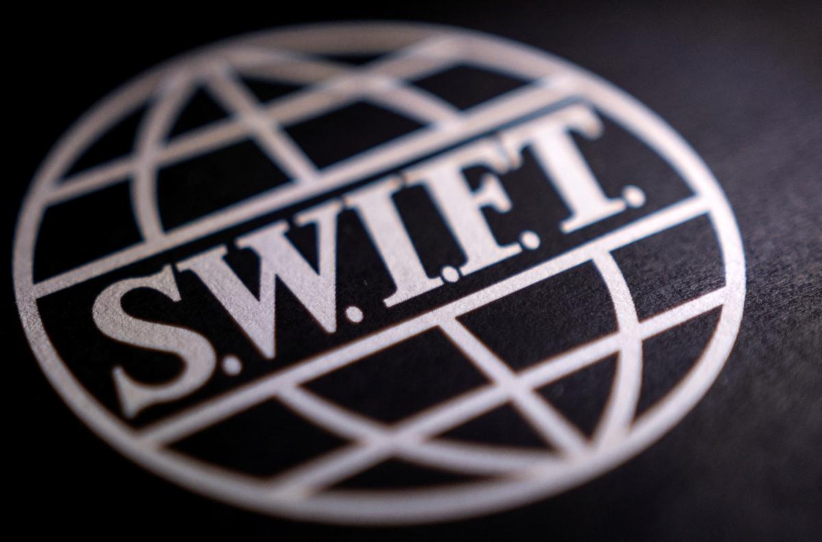У березні 2023 року в Росії вирішили заборонити SWIFT, від якого їх вже відключили / фото REUTERS